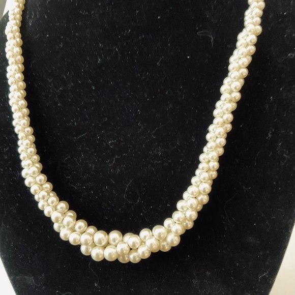 VINTAGE Napier Women's Triple Strand Twisted Faux Pearl Necklace EUC - Picture 3 of 5